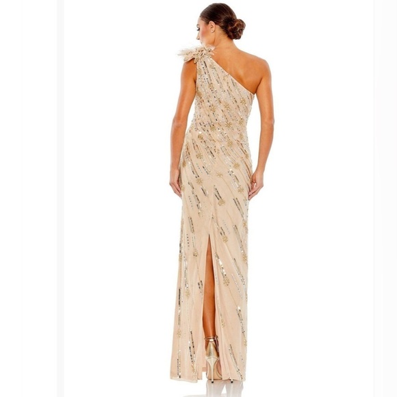 Mac Duggal women’s Cream One-Shoulder Dress with flower feather detail size 2. - Picture 4 of 13